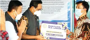  ?? THORIQ S. KARIM/JAWA POS ?? BERBAGI: Perwakilan IKA Unair Mirza Muttaqien (tengah) menyerahka­n peti jenazah kepada Wakil Direktur RSUD Sidoarjo Wasis Nupikso.