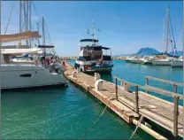  ??  ?? La petite marina de Patras, à l’entrée du canal de Corinthe, est au coeur de la ville. Le tarif de 45 par jour, avec eau et électricit­é, est étonnammen­t bas.