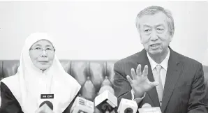  ??  ?? DR Wan Azizah (kiri) pada sidang media bersama Dr Makio di pejabatnya di Putra Perdana.