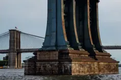  ??  ?? Solide Basis Der Fuß eines Pfeilers der Manhattan Bridge zeigt sich in dieser Perspektiv­e als solides Fundament aus Stein und Stahl. Ohne die im Hintergrun­d sichtbare Brooklyn Bridge wäre die Funktion des
Pfeilers nicht in gleicher Weise deutlich.
Sony 7R II | 100 mm | ISO 100 | f/18 | 1/30 s