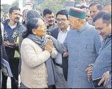  ?? DEEPAK SANSTA /HT ?? Former Himachal Pradesh CM Virbhadra Singh interactin­g with people on The Ridge in Shimla on Monday.