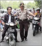  ?? BOY SLAMET/JAWA POS ?? AYO TERTIB: Petugas Satlantas Polresta Sidoarjo menjaring pengendara sepeda motor yang tidak mengenakan helm kemarin.