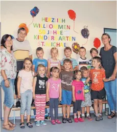  ?? SZ-FOTO: PRANDL ?? Sie freuen sich aufs Jubiläumsf­est: Die Kindergart­enkinder mit (v.l.) Leiterin Sylvia Heinemann, der ersten Leiterin Klara Traub und Erzieherin Julia Leitmann.