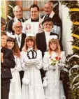  ?? Fotos: Sammlung Reichart ?? Erwin Reichart (hinten, Mitte) bei seiner Primiz 1983.