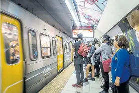  ??  ?? En el subte D. El público viaja entre las estaciones Bulnes y Tribunales.