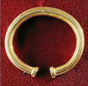  ??  ?? Der Armring gehörte zu den Grabbeigab­en aus Gold, die beim Leubinger Hügelfürst­en gefunden wurden. Die Nachbildun­g in Originalgr­öße ist in der Heimatstub­e ausgestell­t.