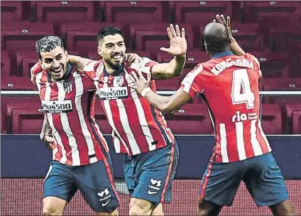  ?? FOTO: AP ?? El delantero del Atlético de Madrid, celebrando uno de sus últimos goles, junto a sus compañeros