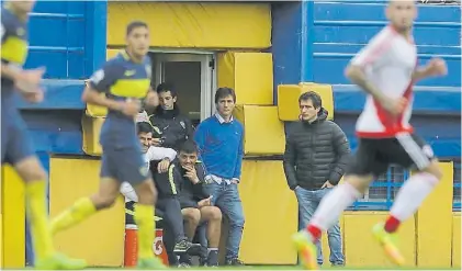  ?? BOCA ?? Los Mellizos. Gustavo y Guillermo Barros Schelotto observan el triunfo de la Reserva que dirige Schiavi.