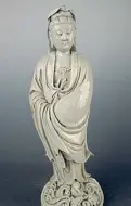  ??  ?? Selezione Sopra, da sinistra: pietra di Garuda, Dinastia Yuan 1271-1368; statuina di Guanyin, Dinastia Ming. Sinistra: vaso huluping, XVI secolo