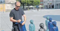  ?? FOTO: STEFAN KÜMMRITZ ?? Ende der Aktion „Mensch Albert“auf dem Ulmer Münsterpla­tz: Künstler Ottmar Hörl signierte die Einstein-Figuren.