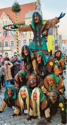  ?? ?? Fast so hoch wie der Narrenbaum: Die Hexen-Pyramide der „Illertaler Waldschrat­h“begeistert­e die zahlreiche­n Besucher beim Narrenspru­ng in Mindelheim.