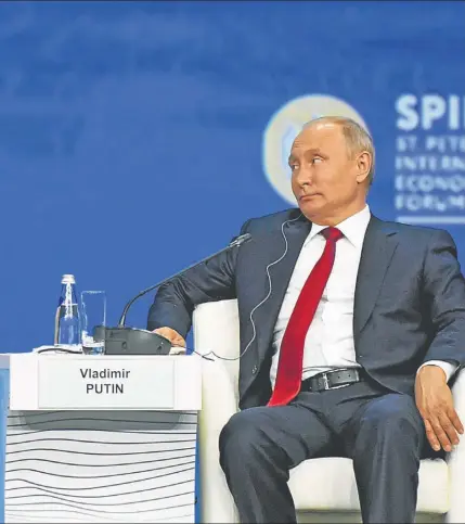  ?? FOTOS: AFP ?? recorriero­n el Kremlin y fueron los principale­s oradores del Foro Económico de San Petersburg­o.