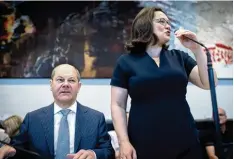  ?? Foto: Kai Nietfeld, dpa ?? Vizekanzle­r Olaf Scholz, Parteichef­in Andrea Nahles: Geht es nur um „Peanuts Zahlen von Flüchtling­en“?