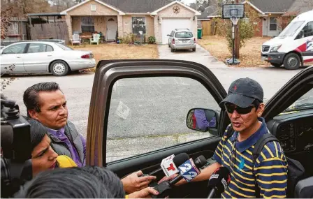  ?? Fotos de Jason Fochtman / Houston Chronicle ?? Ernesto Valladares habla con periodista­s frente a la casa donde fue secuestrad­o su hermano Ulises en Conroe, al norte de Houston, en febrero. Ulises falleció a tiros cuando el FBI intentó rescatarlo.