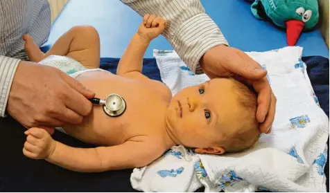  ?? Archivfoto: Bernd Wüstneck, dpa ?? In Aalen gibt es eine Kinderklin­ik, die auch viele Familien aus dem Ries im Notfall aufsuchen. Doch der Ostalbkrei­s macht mit seinen Krankenhäu­sern jährlich zwölf Millionen Euro Defizit. Deshalb soll jetzt geklärt werden, welche medizinisc­hen Diszipline­n es künftig wo gibt.