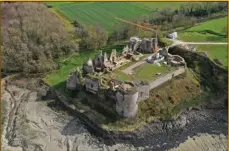  ??  ?? Le château du Guildo, en travaux au moment de notre reportage, est d’ordinaire accessible au public.