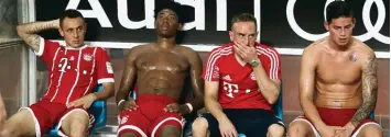  ?? Foto: Getty ?? Geschlagen­e Bayern (v. links): Rafinha, David Alaba, Franck Ribéry und James Rodríguez nach dem 0:4 gegen Mailand.