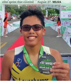  ?? ED LEUENBERGE­R ?? FINISHER. Davao City's Eduard "Mo" Leuenberge­r shows his finisher's medal in his Mt. Mayon ASTC Triathlon Asian Cup 2017 debut Sunday, August 13, in Legazpi City.