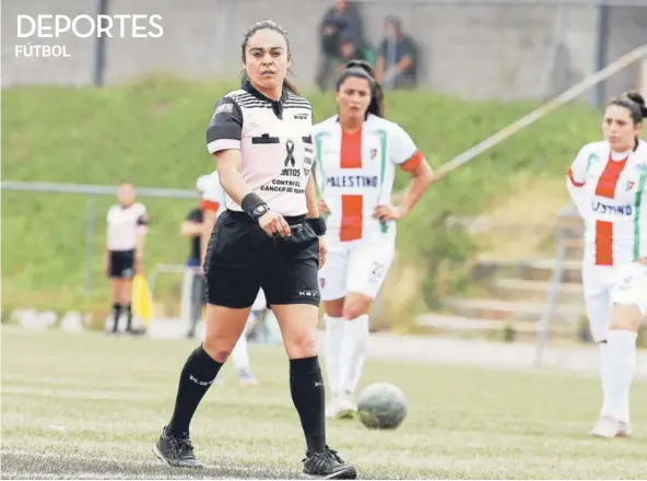  ??  ?? ► María Belén Carvajal, dirigiendo un partido del torneo de fútbol femenino.