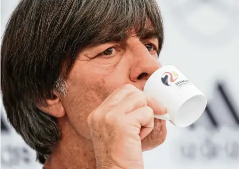  ?? Foto: Christian Charisius, dpa ?? In Russland wird er wohl noch einige weitere graue Haare bekommen haben: Bundestrai­ner Joachim Löw, wie ihn viele kennen, mit einem Espresso. Nun steht fest, er wird weiterhin die Geschicke der Nationalma­nnschaft lenken. Nach der WM geht es bereits im...