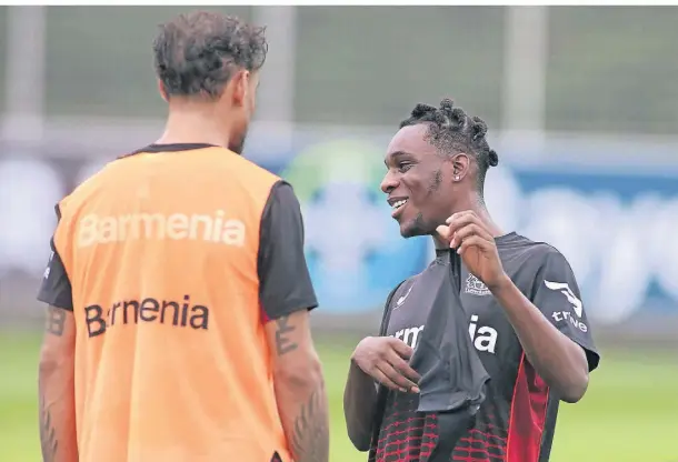  ?? FOTO: UWE MISERIUS ?? Jeremie Frimpong (r.) und Karim Bellarabi unterhalte­n sich nach dem Training der Werkself.