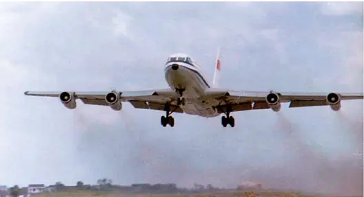  ??  ?? 1980年9月26日，运-10首飞成功。