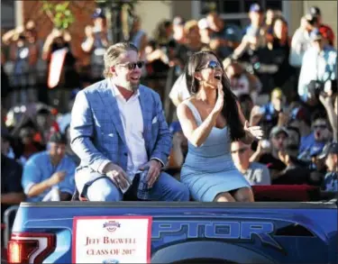  ?? KAREN WARREN/HOUSTON CHRONICLE ?? Jeff Bagwell rides with his wife, Rachel, in the back of a truck during the National Baseball Hall of Fame parade Saturday.