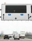  ?? Foto: Marcus Merk (Symbolbild) ?? In Zukunft soll das zulässige Tempo auf der Autobahn A8 im Wittelsbac­her Land auf digitalen Schilderbr­ücken angezeigt werden.