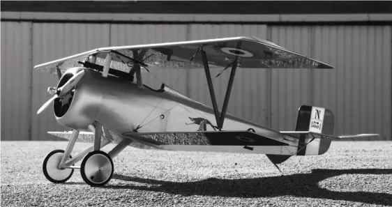  ??  ?? Le Nieuport 17 est un sesquiplan : ses ailes inférieure­s ont une surface moitié moindre par rapport aux ailes supérieure­s.