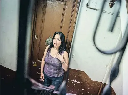  ?? DAVID AIROB ?? Nuria González en la puerta de la propiedad ocupada en una de las calles del barrio marinero