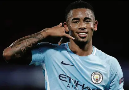  ?? Carl Recine/Reuters ?? Titular da seleção brasileira, o atacante Gabriel Jesus começou bem sua primeira participaç­ão em uma edição da Liga dos Campeões; camisa 33 do Manchester City marcou o terceiro gol na goleada por 4 a 0