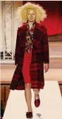  ??  ?? Eccentrico. Look Vivienne Westwood per il prossimo autunno-inverno