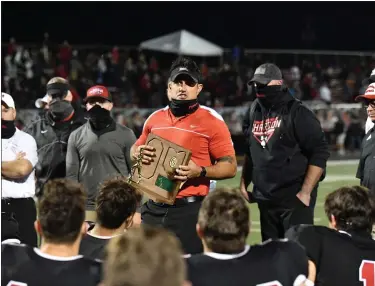  ?? PAUL DICICCO — FOR THE NEWS-HERALD ?? Chardon coach Mitch Hewitt talks with his team after the Hilltopper­s’ state semifinal win last week.