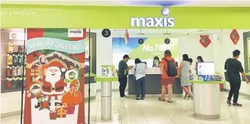  ??  ?? Maxis’ highly trained personnel provide customers advice on value added services, such as upgrades, contractin­g, complex solutions and re-contractin­g.