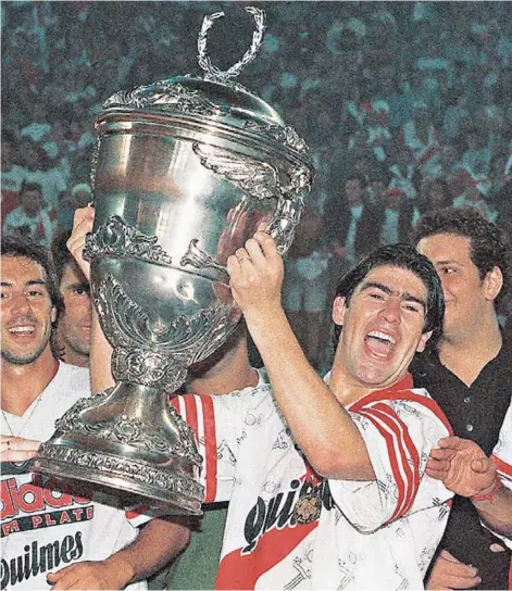  ??  ?? ► Marcelo Salas levanta el trofeo de la Supercopa Sudamerica­na, que River Plate le ganó a Sao Paulo.