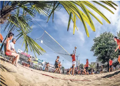  ?? RP-FOTO: JÜRGEN LAASER ?? Sommer, Sonne, Sand und Beachvolle­yball – das sind die Zutaten des Summer-Sports Weekends des SV Schwanenbe­rg, das im kommenden Jahr zehnten Geburtstag feiert.