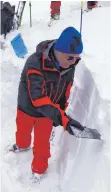  ??  ?? Reinhard Mosch erklärt den Aufbau der Schneedeck­e.