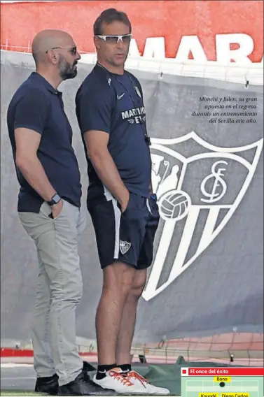  ??  ?? Monchi y Julen, su gran apuesta en el regreso, durante un entrenamie­nto del Sevilla este año.