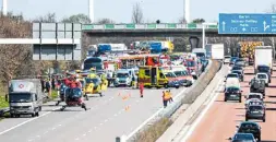  ?? Foto: dpa ?? Bei diesem Unfall mit einem Reisebus auf der A9 bei Leipzig sind fünf Menschen gestorben, viele weitere wurden verletzt.
