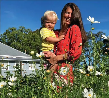  ?? PHOTO: CONTRIBUTE­D ?? FLORAL DELIGHT: A wide range of flowers grow happily in Hannah’s Coraki plot.