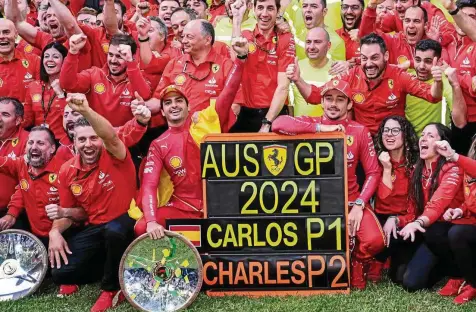  ?? WILLIAM WEST / AFP ?? Rotes Jubelmeer: Ferrari feiert mit Carlos Sainz und Charles Leclerc einen Doppelsieg beim Großen Preis von Australien.