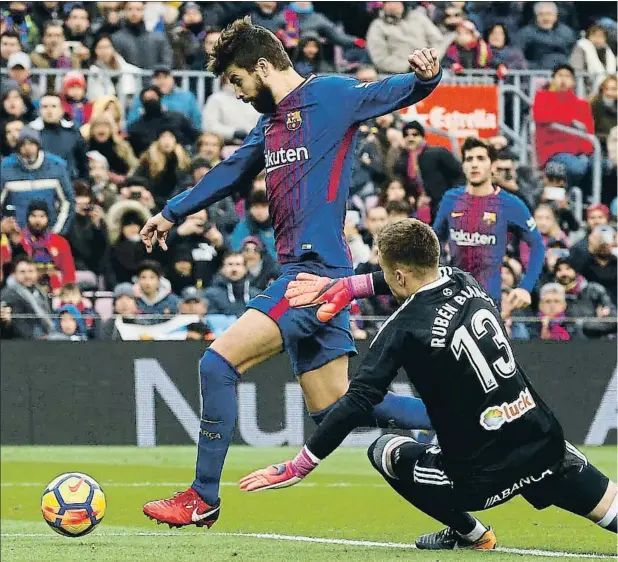  ??  ?? Gran ocasión. Gerard Piqué tuvo en sus botas el 3-2 pero envió al palo suchut en esta jugada