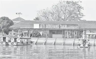  ?? — Gambar Bernama ?? SURAM: Bot penambang di jeti Seberang Takir yang menunggu penumpang untuk dihantar ke Pasar Besar Kedai Payang di Kuala Terengganu.