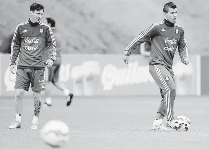  ??  ?? Lionel Messi(izq.) y Sergio ‘Kun’ Agüero se ejercitan durante la práctica que realizó ayer la selección argentina en el campo de La Serena en anticipo a su complicado enfrentami­ento ante Colombia.