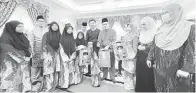  ?? ?? SEMPENA RAYA: Razi menyampaik­an pek Hari Raya Aidilfitri kepada anak-anak yatim sambil disaksikan Eijing serta tetamu kehormat lain pada Majlis Rumah Terbuka Kasih Ramadan anjuran Yayasan Farley di Rumah Warisan Tan Sri Datuk Amar Abang Ahmad Urai.