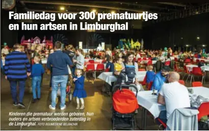  ?? FOTO BOUMEDIENE BELBACHIR ?? Kinderen die prematuur werden geboren, hun ouders en artsen verbroeder­den zaterdag in de Limburghal.