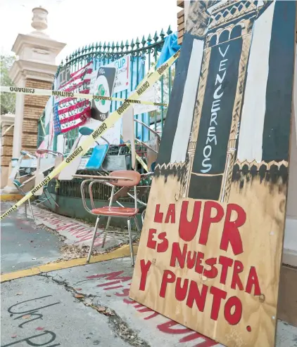  ??  ?? La paralizaci­ón en Río Piedras inició con el pasado 28 de marzo, y la mayoría de los recintos del sistema se unieron a una huelga indefinida aprobada en la Asamblea Nacional Estudianti­l del 5 de abril.