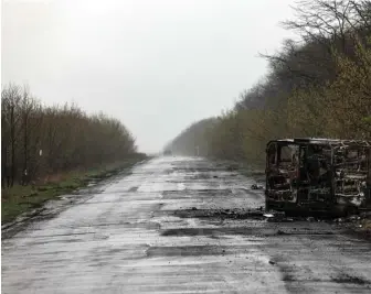  ?? Getty iMaGes ?? DIFFICULT TO MOVE: A burnt van is seen on the empty road to Popasna, in Ukraine’s Donbas region, a week ago.