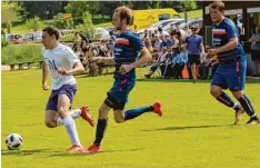  ?? Foto: Reinhold Radloff ?? Der TSV Walkertsho­fen (weiße Trikots) behielt gegen Hurlach mit 3:1 die Oberhand und darf auf den Aufstieg hoffen.