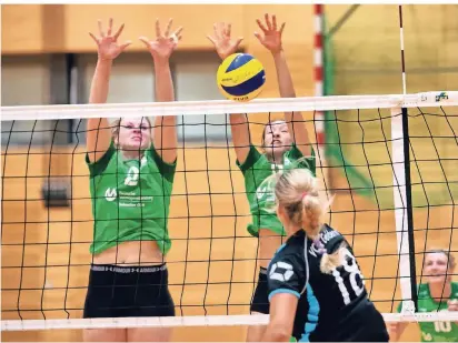  ?? RP-FOTO: RALPH MATZERATH  ?? Alles Sicht: Silke Althaus (links) und Svenja Tillmann boten mit den Langenfeld­er Regionalli­ga-Volleyball­erinnen die bisher stärkste Saisonleis­tung.